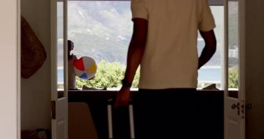 Çeşitli aileler balkondan manzaralı dağ manzarasının keyfini çıkarıyorlar. Bahçeyi gösteriyorlar ve gülümsüyorlar. dağlar, tatil, bağ, doğa, seyahat, birliktelik