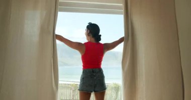 Kırmızı elbiseli kadın pencerenin yanında meditasyon yapıyor. Huzurlu okyanus manzarasının tadını çıkarıyor. Evinde, fotokopi çekiyor. Meditasyon, rahatlama, farkındalık, sükunet, sükunet, sükunet.