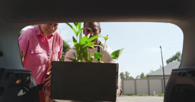 Bahçıvan çocuk odasının dışında müşteriyle bitki bakımını tartışıyor, serada bahçıvanlık ipuçlarını paylaşıyor. danışmanlık, peyzaj, bahçıvanlık, tavsiye, perakende, açık hava