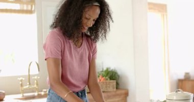 Modern mutfakta taze meyve suyu hazırlıyorum, kadın evde sağlığa odaklanıyor. Sağlıklı yaşam tarzı, meyve sulama, beslenme, refah, meyve, sağlık.