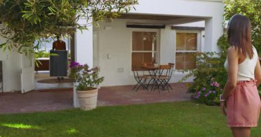 Çeşitli çiftler bahçede güneş paneli kuruyorlar, sürdürülebilir yaşamın tadını çıkarıyorlar. Yenilenebilir, enerji, yeşil, çevre dostu, teknoloji, takım çalışması