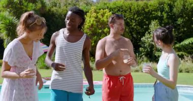 Çeşitli arkadaşlar havuzda ızgara sosis pişirip masayı tostla kutluyorlar. Açık hava, boş zaman, yaz, sosyal, yaşam tarzı, hareketli, gündelik