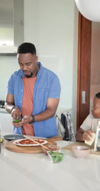 Dikey video: Kabuk baba-oğul sosu yaymak tezgaha avokado peyniri eklemek, kopyalama alanı. Aile, yemek pişirme, mutfak, aşçılık, bağlanma, ev yapımı, dikey video