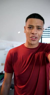 Dikey video: Adam kamerayı masada tutmaya başlıyor, konuyu açıklayan tableti inceliyor. Teknoloji, iletişim, sunum, çalışma alanı, gündelik, modern, dikey video