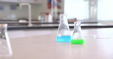 Laboratuvar masasındaki deney tüplerindeki renkli sıvılar fen bilimleri sınıfında, fotokopi alanında. Kimya, deneyler, laboratuvar, eğitim, öğrenim