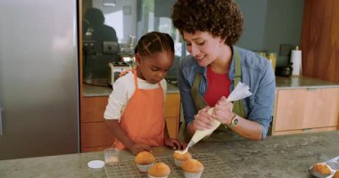 Çeşitli aile kekleri, kızlara rehberlik eden torba sıkma ve mutfakta dekorasyon öğrenme. Nesil, bağ, yaratıcılık, aşçılık, öğretici, renkli, zanaatkar