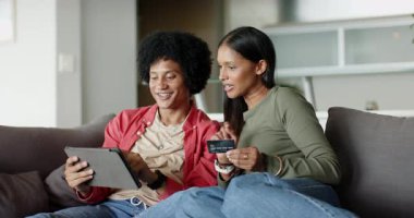 Çeşitli çiftler, kredi kartı teminatından sonra tableti incelerken kupalarla kutlama yapıyorlar. Romantik, işbirliği, modern, teknoloji, rahatlık, iletişim, rahatlık