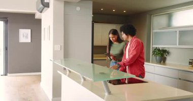 Telefon mesajını görmek, farklı çiftlerin mutfak adasında alışveriş yapıp paketleri açmaları, fotokopi çekmeleri. Aile, bağlantı, modern, rahat, yaşam tarzı, işbirliği, tazelik