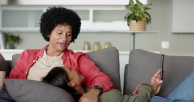 Akıllı telefon yetiştirmek, çeşitli çiftler içeriği izlerken evdeki gri kanepede kaymak. Romantizm, samimiyet, modern, samimi, bağlantı, boş zaman, yaşam tarzı