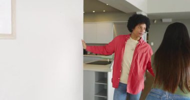 Erkek gösterdikten sonra, çeşitli çiftler çivi çakar, çerçeveleri asar, dairede el sallarlar. Ev dekorasyonu, iç tasarım, yenileme, ortaklık, işçilik, çağdaş yaşam tarzı