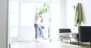 Kapılar açılıyor, yaşlı çift giriş salonuna giriyor, paketleri açıyor ve cam şişeyi inceliyor. Çağdaş, sıcak, misafirperver, yaşam tarzı, evcil, samimi, neşeli