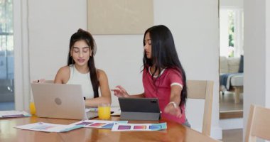 Dizüstü bilgisayar ekranı, İspanyol ve Hintli arkadaşların yazıcı alışverişi, yazma ve tıkırdatma tableti. İşbirliği, takım çalışması, dijital çalışma, yaratıcı süreç, gençlik, modern, paylaşılan çalışma alanı