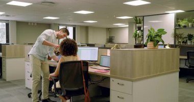 Mug, çeşitli iş arkadaşları ile ofise girmek fincanlara tıklamak ve masa başında kahve molası sırasında sohbet etmek. İşbirliği, takım çalışması, profesyonel, modern, işyeri, iletişim, etkileşim