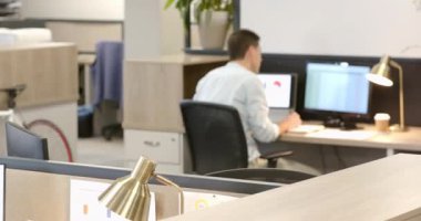 Çeşitli iş arkadaşları baskı tablolarını sınıflandırıyor sonra da monitörlerdeki grafikleri karşılaştırmak için ofiste dolanıyorlar. İşbirliği, takım çalışması, iş, analitik, iletişim, modern, profesyonel