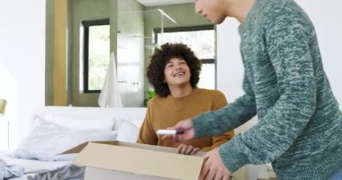 Çeşitli erkek arkadaşlar kutuları birer birer açıyor, yatak odasındaki askılarda asılı gömlekleri karşılaştırıyorlar, fotokopi çekiyorlar. Günlük moda, arkadaşlık, yaşam tarzı, modern iç mekan, kıyafet değişimi, kıyafet organizasyonu, renk çeşitliliği