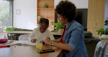 Afrika kökenli Amerikalı anne ve kız çizim yaparken telefon çaldı ve çizim duraksadı. Aile, eğitim, ev, yaratıcılık, yetiştirme, modern, iç