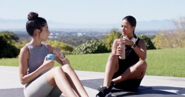 Tepedeki minderlerden çeşitli selamlama ve yudumlama ikilisi, akıllı telefonda egzersiz paylaşımı. Fitness, arkadaşlık, sağlık, iletişim, açık hava, yaşam tarzı, sağlık