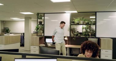 İş hayatında esnemek çeşitli iş arkadaşlarının ekranı göstermesi ve ofiste beşlik çakması anlamına gelir. İşbirliği, takım çalışması, profesyonellik, modern, üretkenlik, kurumsal, iletişim