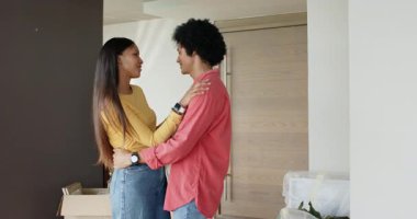 Taşındıktan sonra, çeşitli çiftler baloncuklu naylonları soyuyorlar ve çerçeveli sanat eserlerini apartmanın duvarına asıyorlar. Ev, dekorasyon, modern, iç mekan, rahat, kutlama, uyum