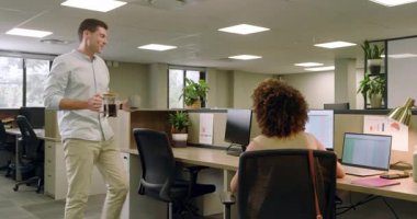 Ofiste Fransız presi taşıyan çeşitli iş arkadaşları kahve fincanlarına kahve doldurup sohbet ediyorlardı. İşbirliği, takım çalışması, iletişim, modern, profesyonel, üretkenlik, rahatlama