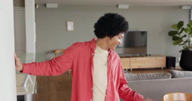 Çivi çakma, çeşitli çiftler kaldırma, çerçeve ayarlama, dekorasyon için evde gülümseme. El işçiliği, iç tasarım, minimalizm, ev dekorasyonu, takım çalışması, modern, tatmin