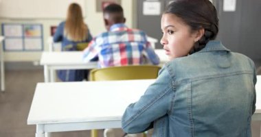 Sınıfta gülümseyen kız kameraya bakıyor, okul ortamının tadını çıkarıyor, fotokopi çekiyor. Öğrenci, eğitim, öğrenme, mutluluk, gençlik, öğrenim