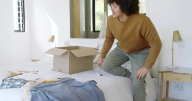 Kutu kapağını kaldırdıktan sonra, kadın ve erkek dolaplarını düzenlemek için bavullarını açıyor, giysilerini yataklarında ayırıyorlar. Günlük, ahenk, yaşam tarzı, organizasyon, konfor, iç mekan, moda