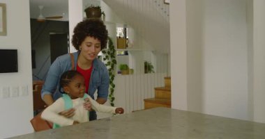 Çeşitli anne-kız grupları mutfakta sırt çantalarını açıyor. Meyve suyu incelemesi yapıyorlar. Aile, bakım, öğrenme, yetiştirme, aile içi, yaşam tarzı, samimiyet