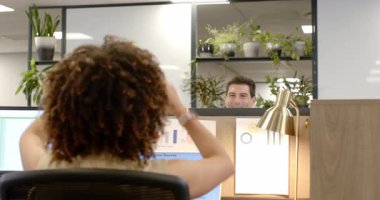 Çeşitli iş arkadaşları dizüstü bilgisayarda esneyen bir kadını fark edip açık ofiste kahve ikram ediyorlar. İşbirliği, takım çalışması, modern, profesyonel, canlı, iletişim, üretkenlik