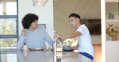 Mutfağa giriyorlar, erkek arkadaşlar kahvaltı için adanın yanında oturuyorlar, biber öğütücüsünü sallayıp gülüyorlar. Samimi, rahat, enerjik, rahat, yoldaşlık, dost canlısı, sosyal