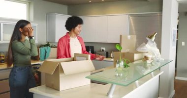 Çeşitli çiftler mutfaktaki kutuya giriyor, fincanları açıyor, kahve kızartıyor, selfieler için poz veriyorlar. Modern, rahat, minimalist, yaşam tarzı, evcil, sıcak, samimi