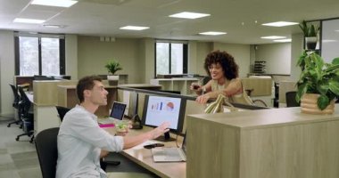 Bölümler boyunca bağıran ve ofis molasında bir kaşık dolusu yoğurt paylaşan çeşitli iş arkadaşları. İşbirliği, takım çalışması, gündelik, modern, iletişim, rahatlama, rahatlama