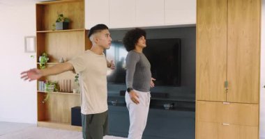 Savaşçı II 'yi tutarken iki erkek arkadaşın yoga sekansını akıtması ve evde sarılmak için poz vermesi. Fitness, collaboration, sükunet, farkındalık, refah, ev, pozitiflik