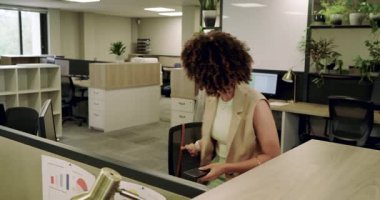 Kadın saati kontrol ediyor, çanta, spor çantası, yoga için yoga minderi kaldırıyor, fotokopi odası. Çalışma alanı, profesyonellik, üretkenlik, çok yönlülük, gündelik, modern, kurumsal