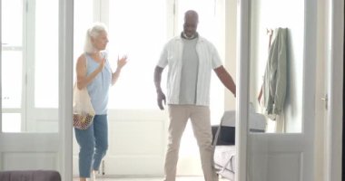 Eve girerken, çeşitli çiftler ellerinde serin bir çanta, meyve suyu ve reçel taşırlar. Yurt içi, yaşam tarzı, samimi, çağdaş, gündelik, etkileşim, her gün