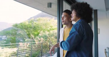 Baba ve oğul evdeki cam kapıyı sürgüleyerek, oğul yamaca yönelterek, hayran kalarak, kopyalayarak. Aile, bağ, şefkat, manzara, dinginlik, bağlantı, aile içi