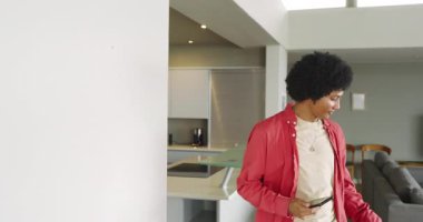 Çeşitli çiftler akıllı telefonu kontrol ediyor ve balon seviyesini kullanarak duvarlara parmak izi asıyor. İşbirliği, iç mekan, minimalist, ev, tasarım, dekorasyon, yaşam tarzı