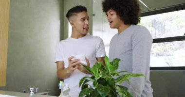 Gülümsedikten sonra çeşitli erkekler yüz kremi sürerken tuvalet tezgahında cilt bakımı için yüz masajı yapıyordu. Cilt bakımı, bakım, arkadaşlık, sağlık, rahatlama, modern, minimalizm.