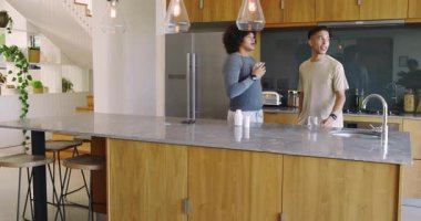 İçkileri bitiriyor ve çeşitli erkek çiftlerin mutfaktaki adaya gülüşlerini yakından takip ediyor. Romantizm, samimiyet, arkadaşlık, modern, samimi, sevecen, yaşam tarzı