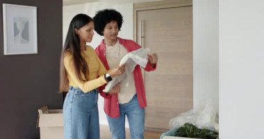 Çeşitli çiftler boş duvarı fark ediyor, baloncuklu çerçeveyi kurtarıyor, parmak izi asıyor, evi dekore ediyor. İç mekan, dekor, kutlama, modern, gündelik, sade, yaşam tarzı