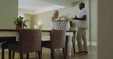 Akıllı telefonları dinledikten sonra çeşitli aileler sepet taşıdılar, yemek masasını düzenlemek için çarşafları katladılar. Aile, işbirliği, ev, yaşam tarzı, uyum, aktivite