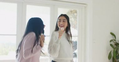 Çeşitli bayan arkadaşlar müzik istekasına, dans etmeye ve evde makyaj fırçalarıyla dudak senkronizasyonuna tepki veriyorlar. Neşeli, dostluk, ev hayatı, eğlence, gündelik, canlı, dinamik