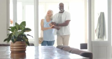 Çeşitli çiftler eve giriyor, petrolü inceliyor, telefonları kontrol ediyor, fıstık ezmesi kavanozunu dinliyor. Aile, yerli, yaşam tarzı, modern, neşeli, samimi, sağlıklı.