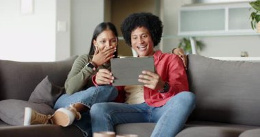 Çeşitli çiftler tablete bakıp içeriği görmek, hafifçe vurmak ve gülmek için kanepeye yaslanıyorlar. Romantizm, samimiyet, rahatlama, teknoloji, modern, yaşam tarzı, arkadaşlık