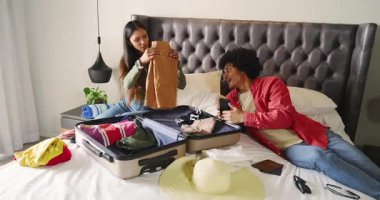 Telefonla güzergahı kontrol ediyorum. Çeşitli çiftler bavullarını hazırlıyor ve seyahat için kıyafet düzenliyorlar. Seyahat, paketleme, yaşam tarzı, yaşam tarzı fotoğrafçılık, boş zaman, planlama, organizasyon