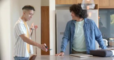 Çeşitli erkek arkadaşlar eve girip anahtarlarını değiş tokuş ediyorlar, sarılıyorlar, akıllı telefonları izliyorlar. Dost canlısı, arkadaş canlısı, modern, sıcak, samimi, sosyal, sıradan.