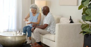 Eve giren yaşlı adama su içirmek için şişelerden ilaç dağıtan kadını uyarmayı unutma. İlaç, bakım, refah, arkadaşlık, yaşam tarzı, ev, destek