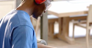 Torna tezgahında boş şekiller çizen mavi gömlekli Afro-Amerikalı bir adam. Zanaatkar, marangoz, esnaf, işçilik, atölye, marangozluk, donanım