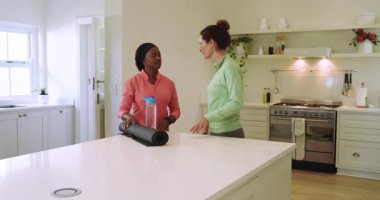 Çeşitli bayan arkadaşlar mutfağa yoga minderleri ve su şişesi planlama dersiyle giriyorlar. Arkadaşlık, sağIık, işbirliği, toplum, rahat, enerjik, mutlu