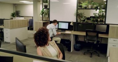 Olumlu tabloya tepki veren, kollarını kaldıran ve ofisteki iş arkadaşına sırıtan bir adam evrak çantasını kapıyor. İşbirliği, başarı, motivasyon, profesyonellik, üretkenlik, takım çalışması, modern